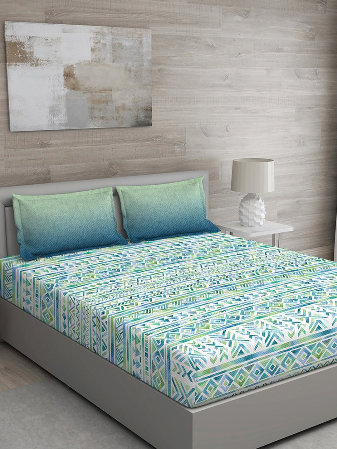 

GM Green & White Geometric 144 TC Cotton 1 Super Queen Bedsheet with 2 Pillow Covers