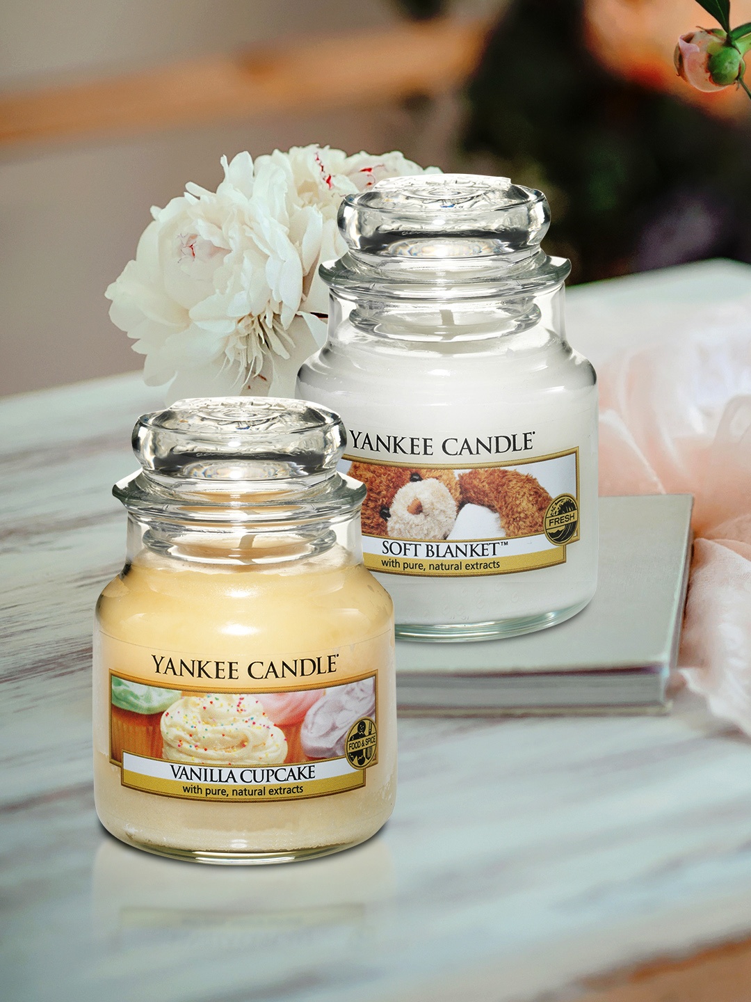 

YANKEE CANDLE Set Of 2 Soft Blanket & Vanilla Cupcake Scented Jar Candles, White