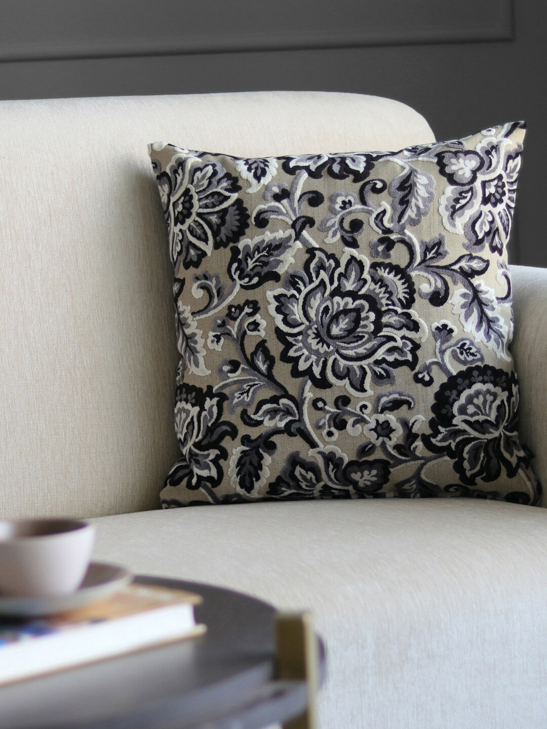 

GM Black & Beige Single Floral Square Cushion Cover