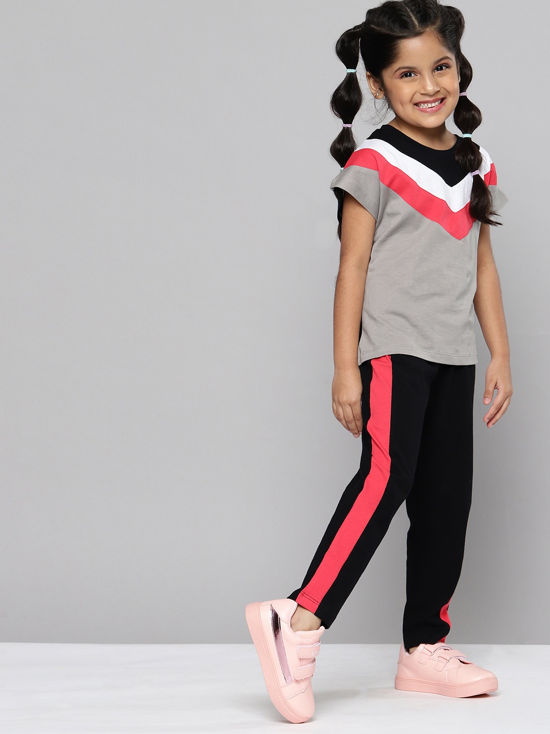 

YK Girls Grey & Black Pure Cotton Colourblocked T-shirt with Pyjamas