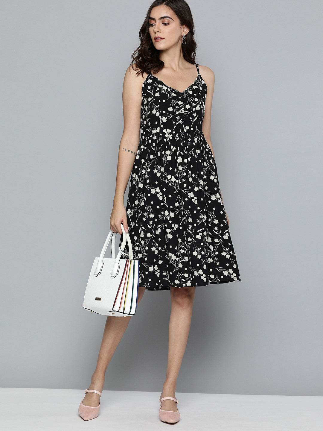 

Chemistry Women Black & Off-White Floral Printed Gathered A-Line Dress