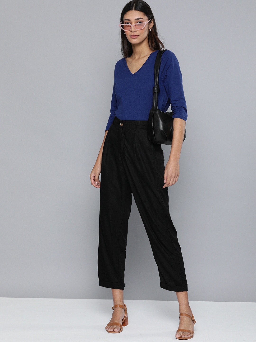 

Chemistry Women Black Regular Fit Solid Cropped Regular Trousers