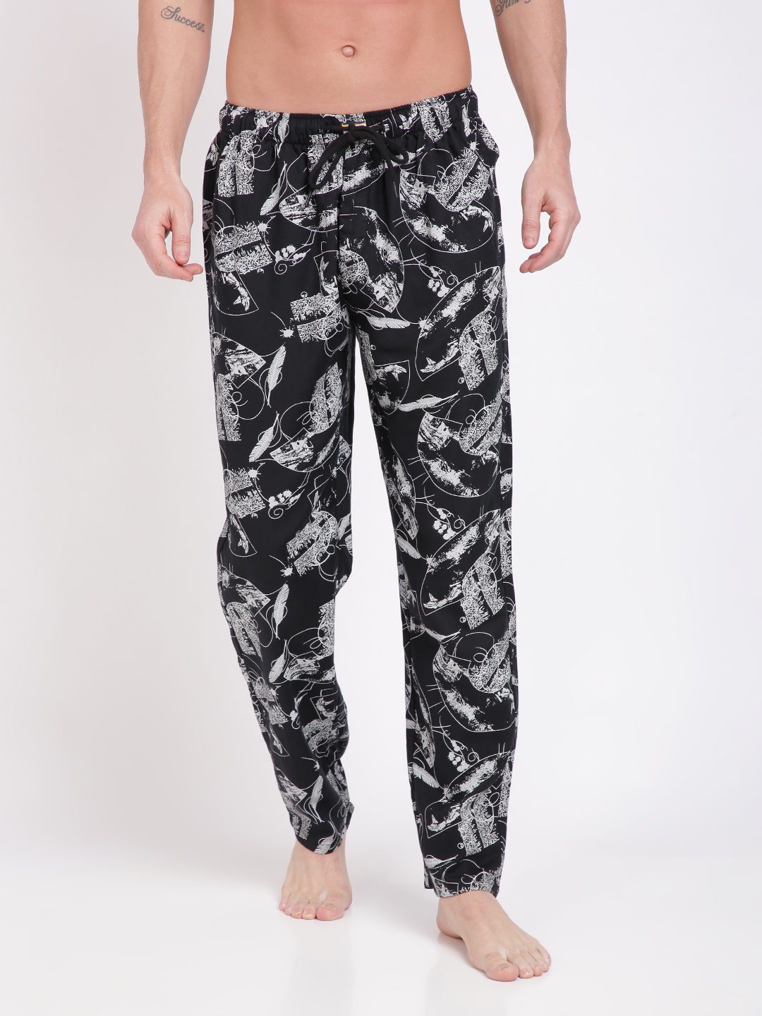 

Bene Kleed Men Black & White Printed Lounge Pants