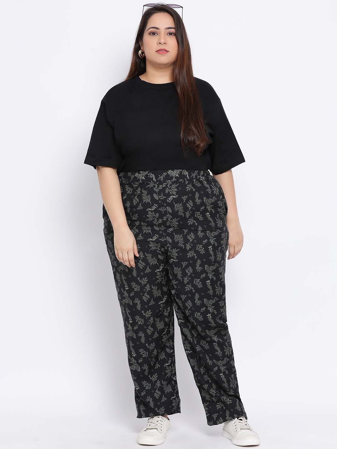 

Oxolloxo Women Black & Green Regular Fit Floral Printed Regular Trousers