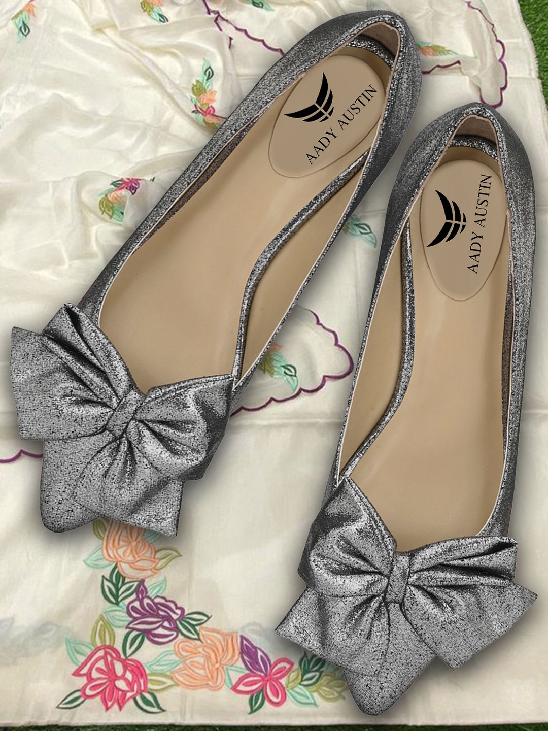 

AADY AUSTIN Women Silver-Toned Solid Pumps