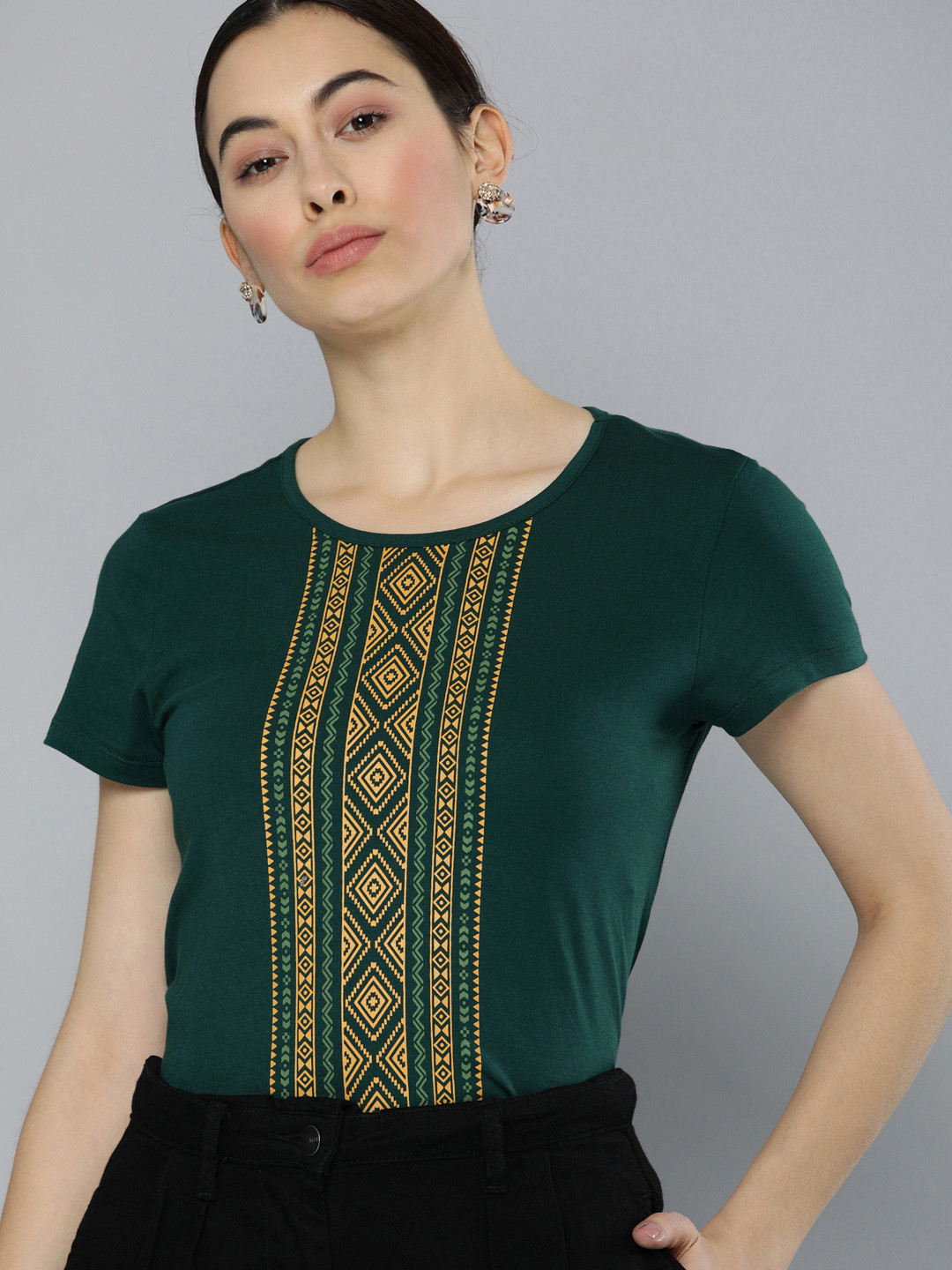 

Chemistry Women Green Geometric Printed Round Neck Pure Cotton T-shirt