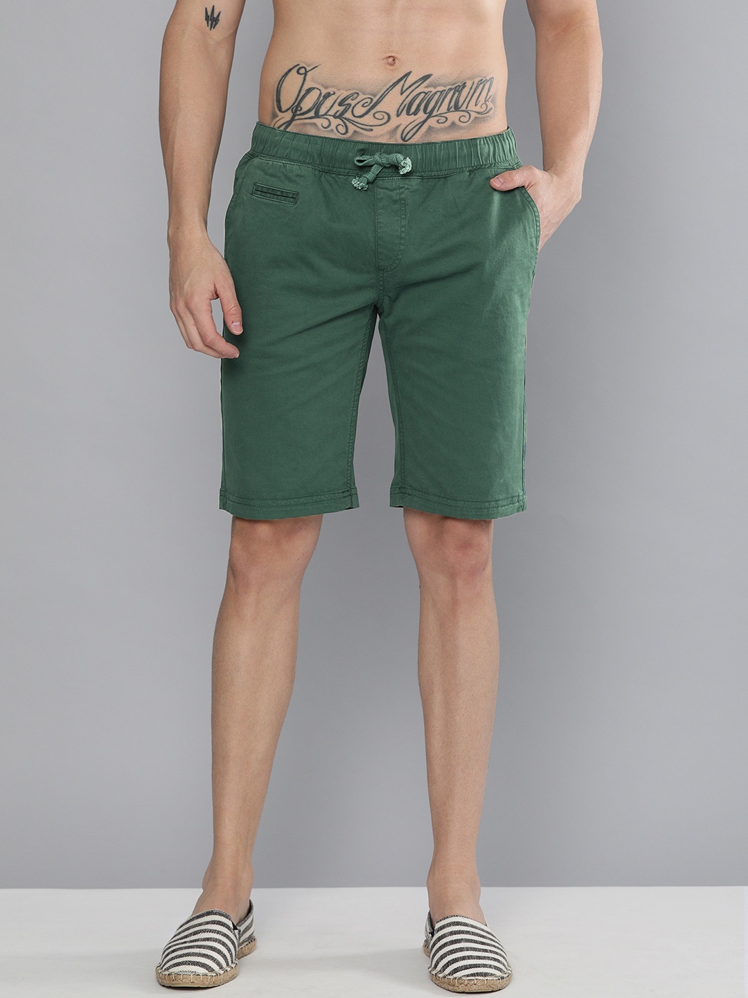 

HERE&NOW Men Green Solid Slim Fit Chino Shorts