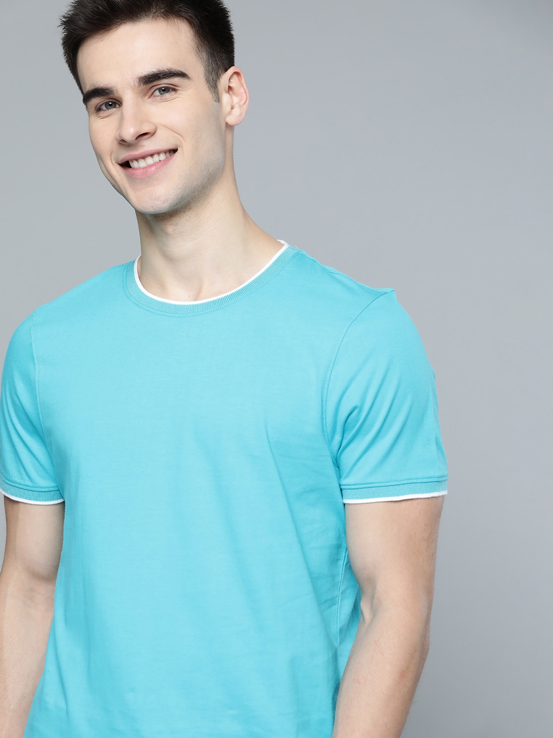 

Mast Harbour Men Blue Solid Round Neck Pure Cotton T-shirt