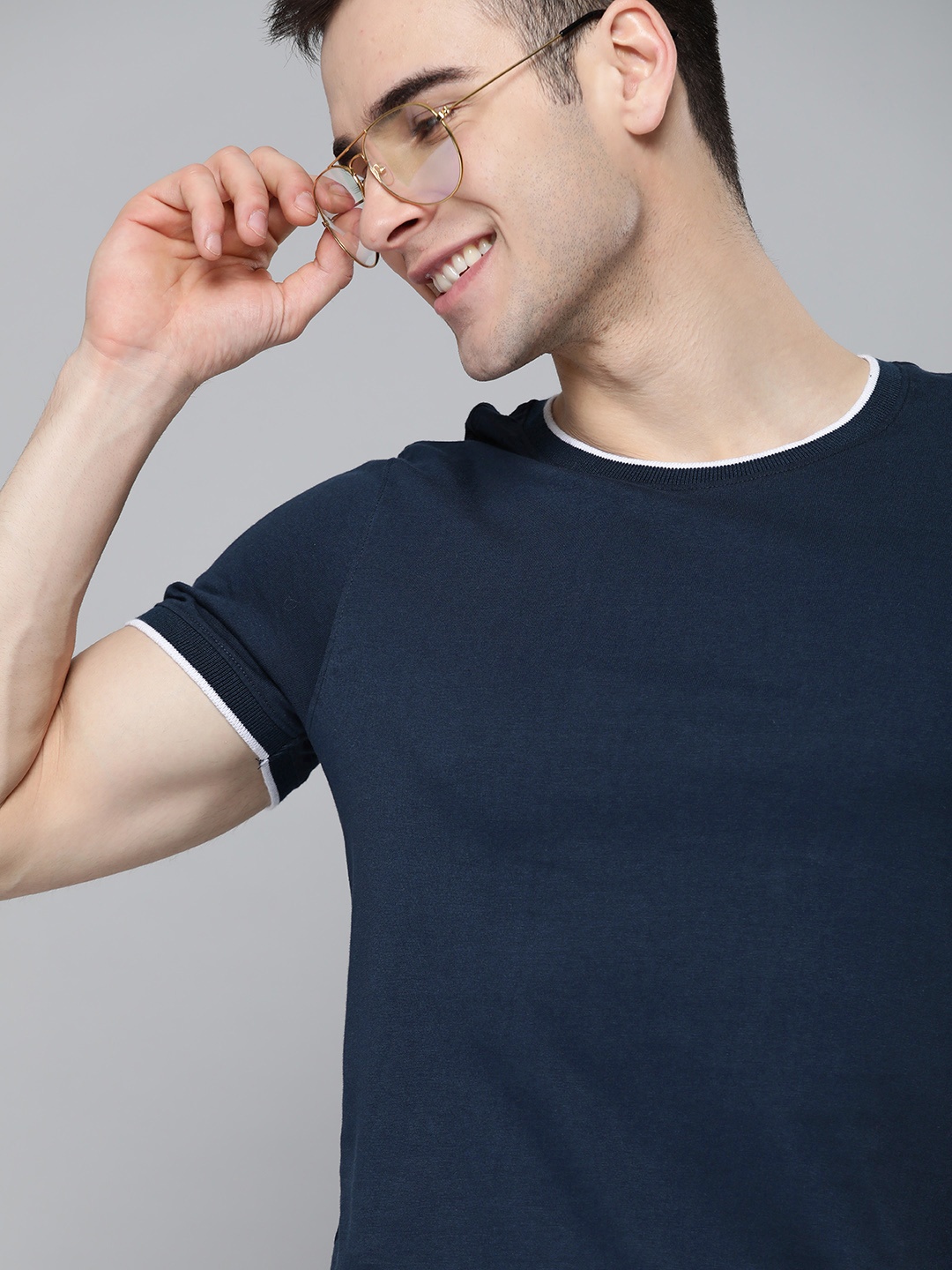 

Mast & Harbour Men Navy Blue Pure Cotton Solid Round Neck T-shirt