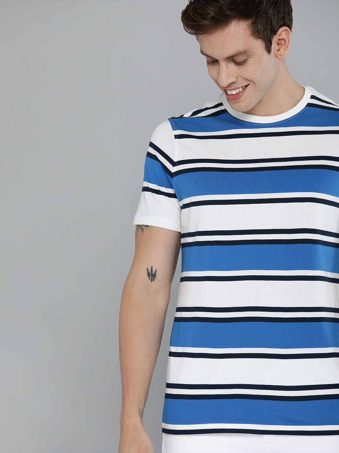 

Mast & Harbour Men Purple Striped Round Neck T-shirt