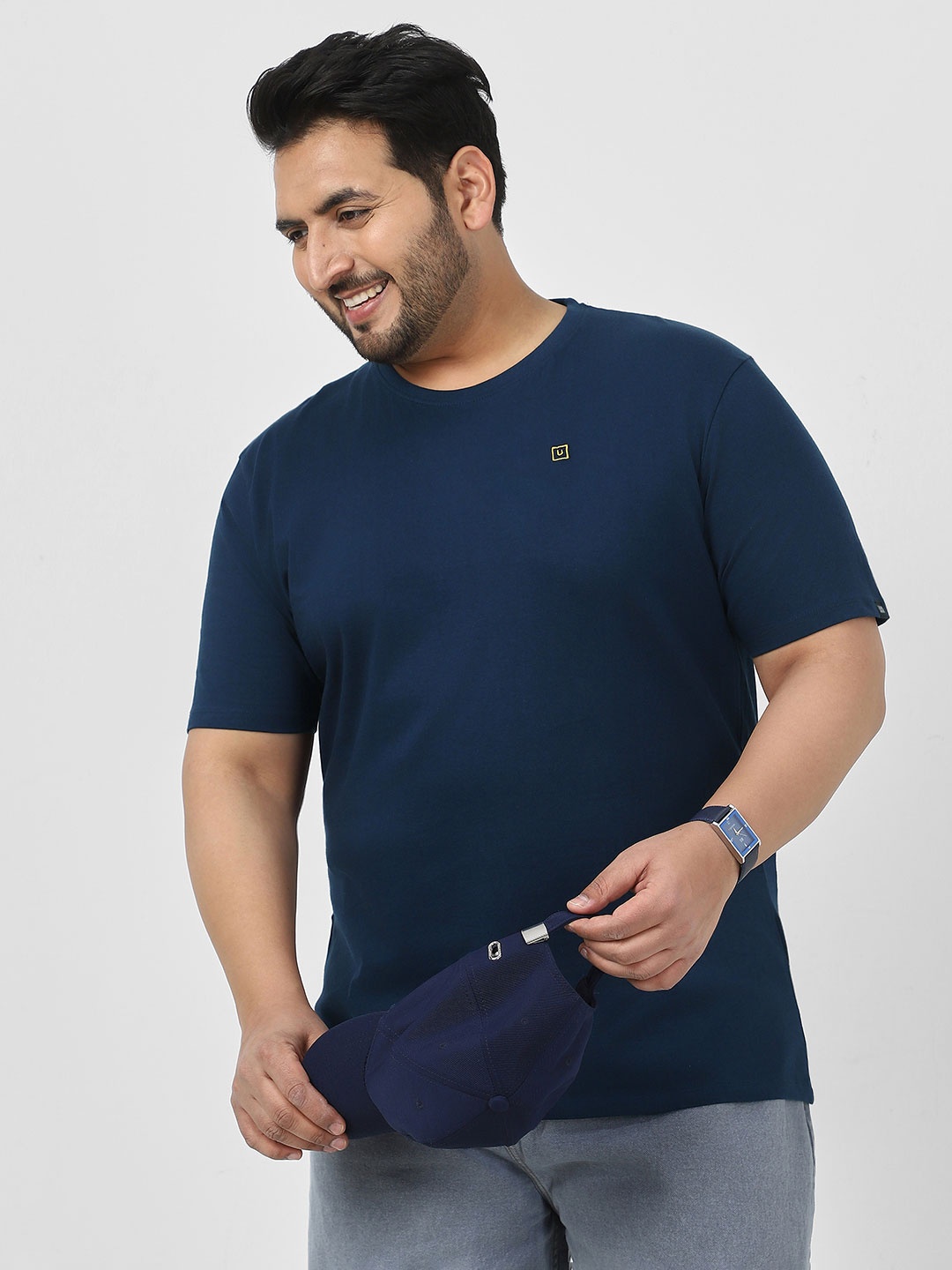 

Urbano Plus Men Navy Blue Solid Round Neck T-shirt