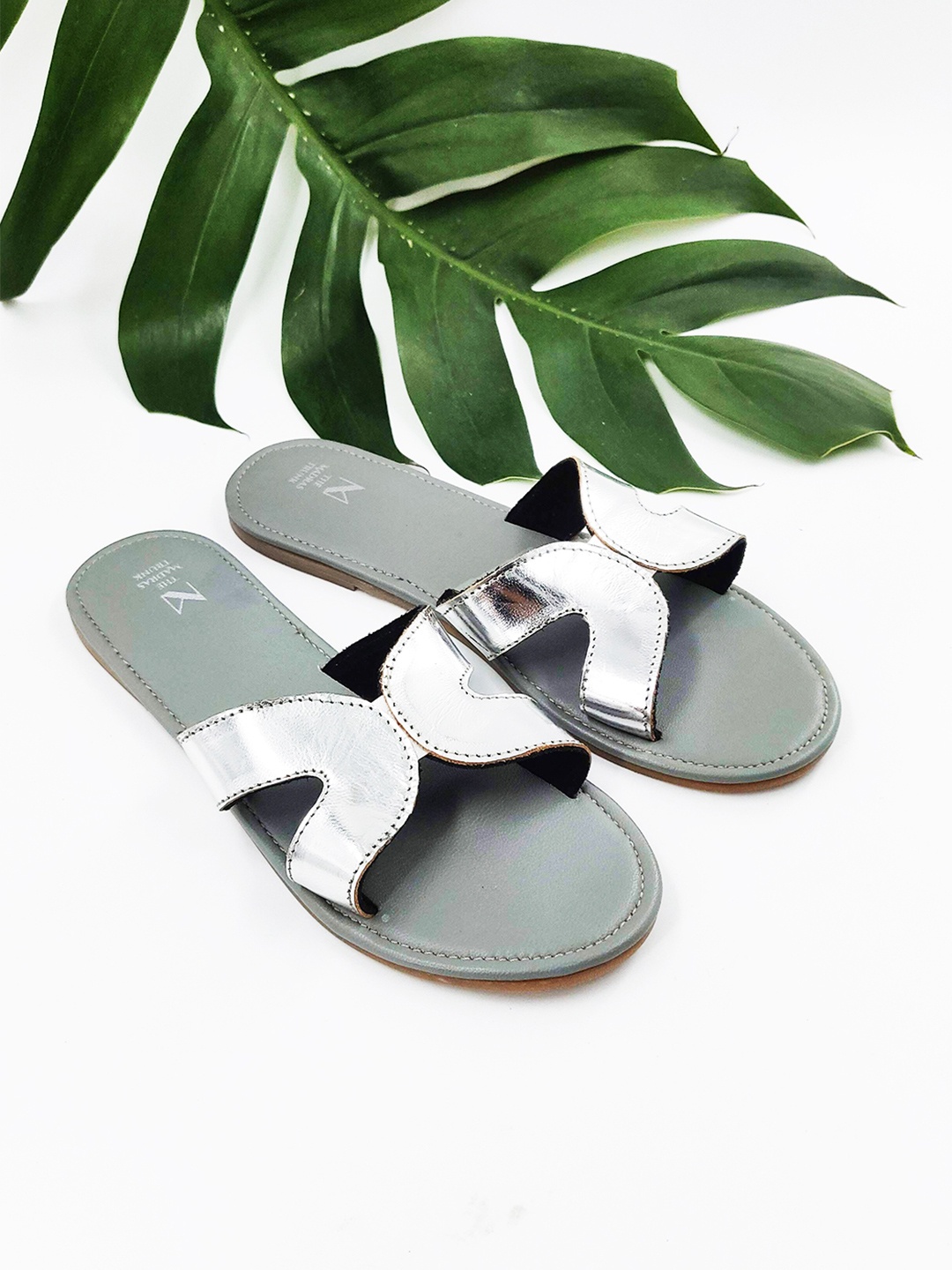 

THE MADRAS TRUNK Women Silver-Toned Embellished Leather Open Toe Flats