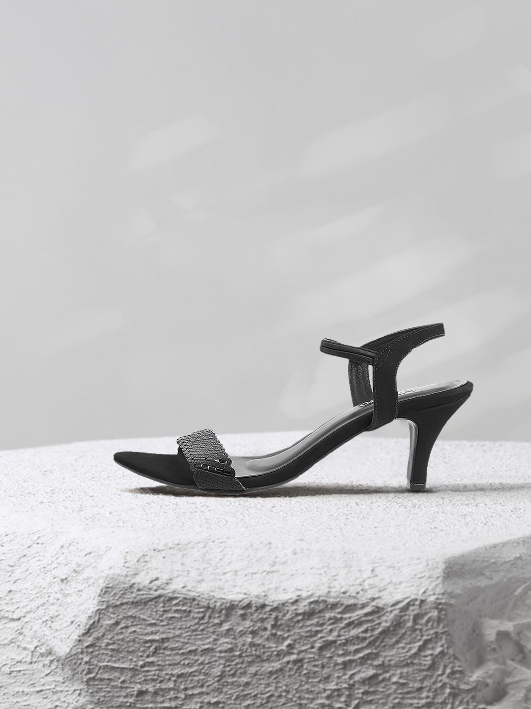 

Metro Women Black Solid Heel Sandals