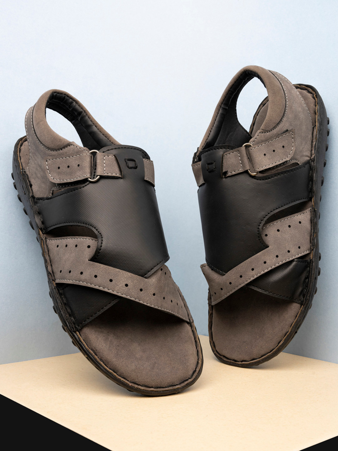 

The Roadster Lifestyle Co Men Black & Grey Comfort Sandals