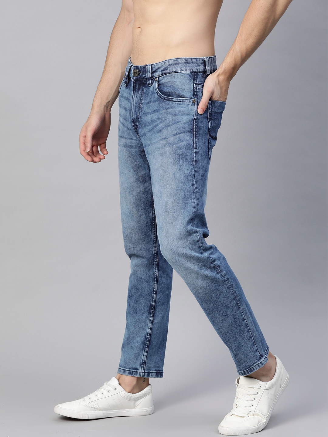 

The Roadster Lifestyle Co Men Blue Slim Fit Light Fade Stretchable Jeans