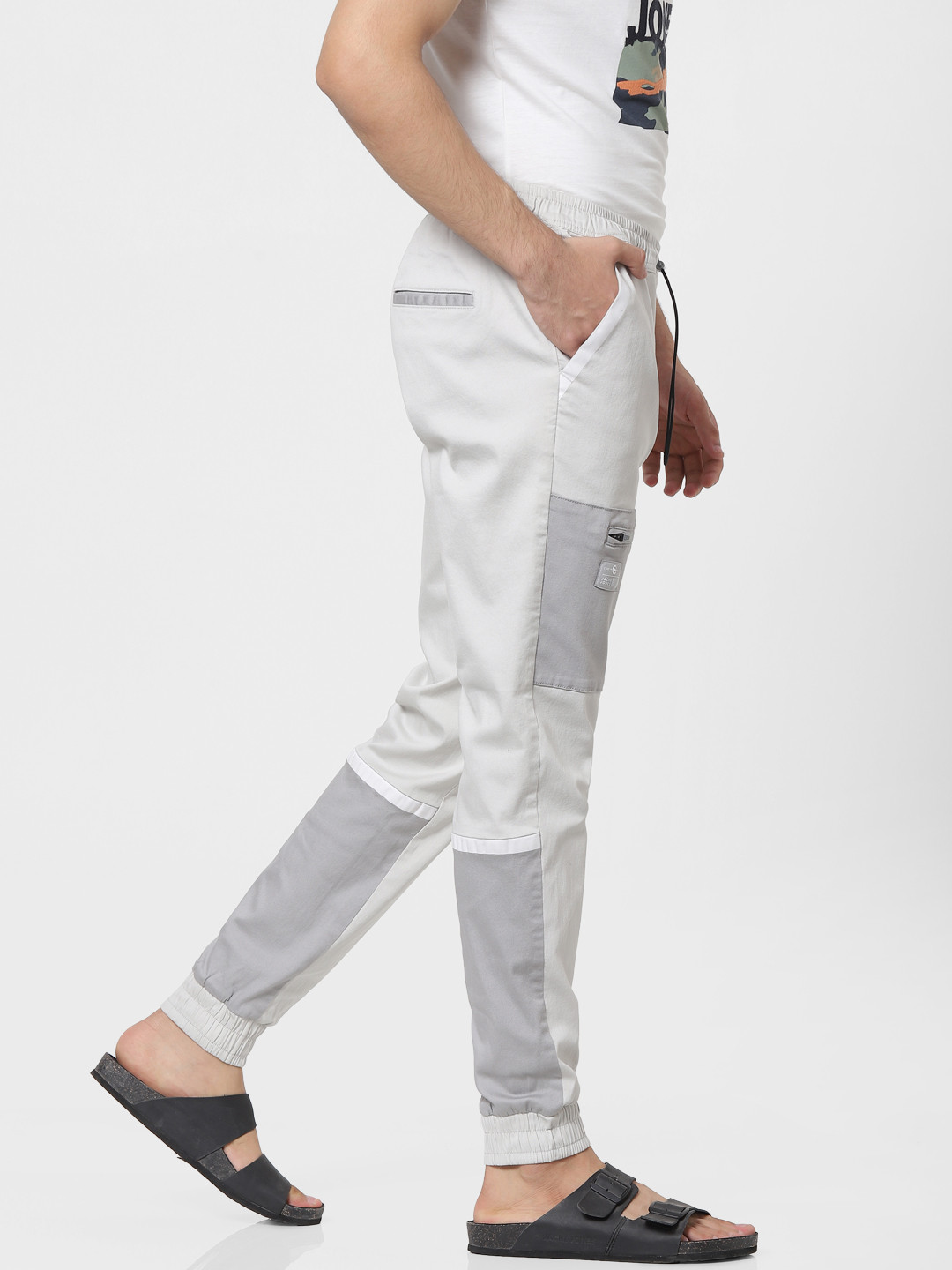 

Jack & Jones Men Grey Slim Fit Colourblocked Solid Joggers with Pocket Detailing