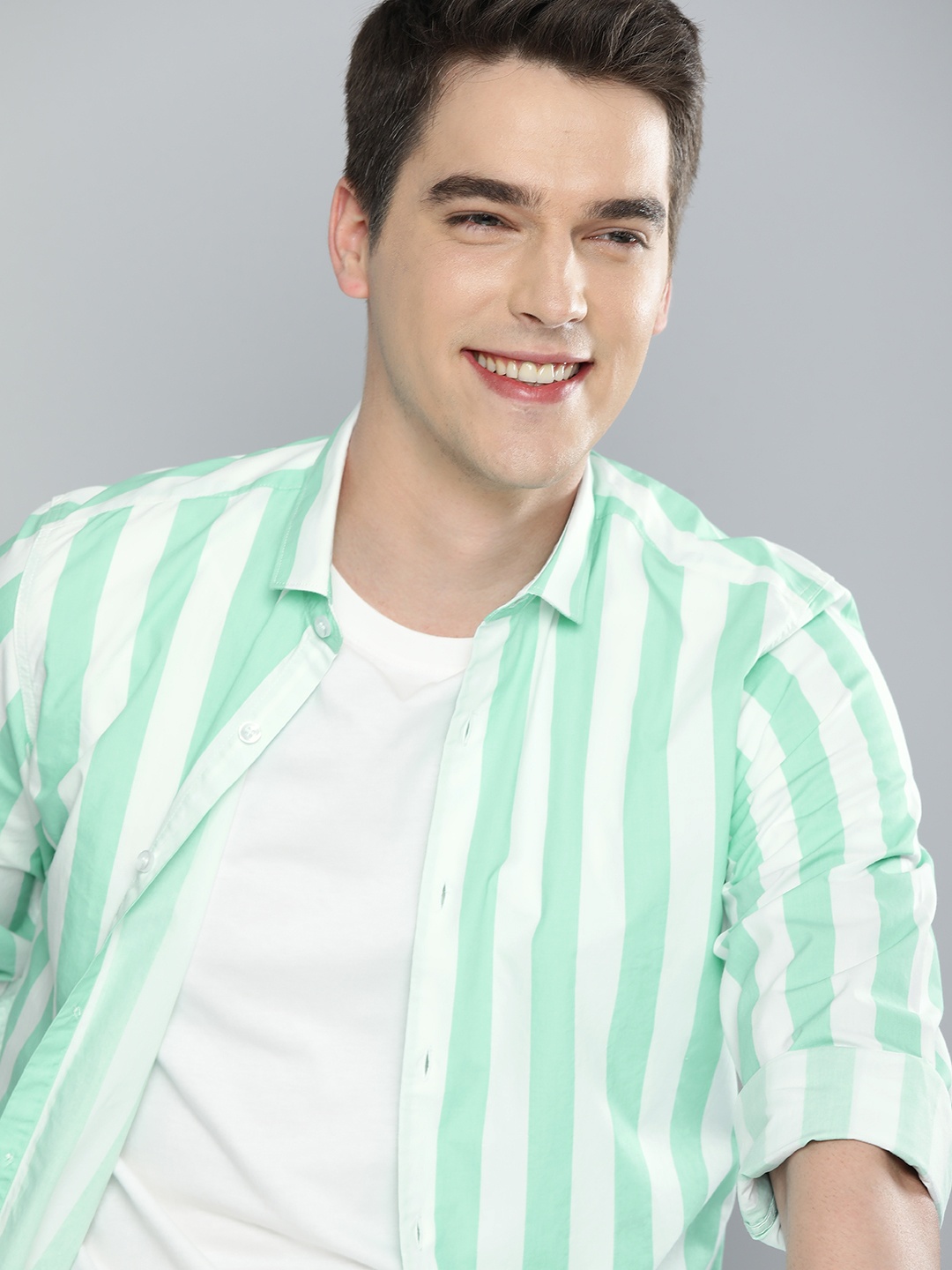 

Mast & Harbour Men Sea Green & White Regular Fit Striped Casual Shirt