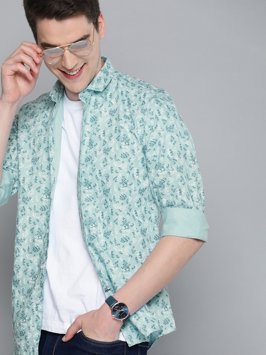 

Mast & Harbour Men Blue & White Regular Fit Ditsy Floral Printed Casual Shirt