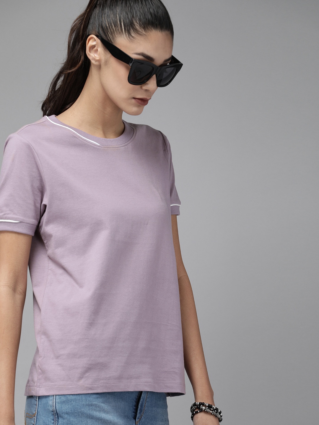 

The Roadster Lifestyle Co Women Mauve Solid Round Neck T-shirt