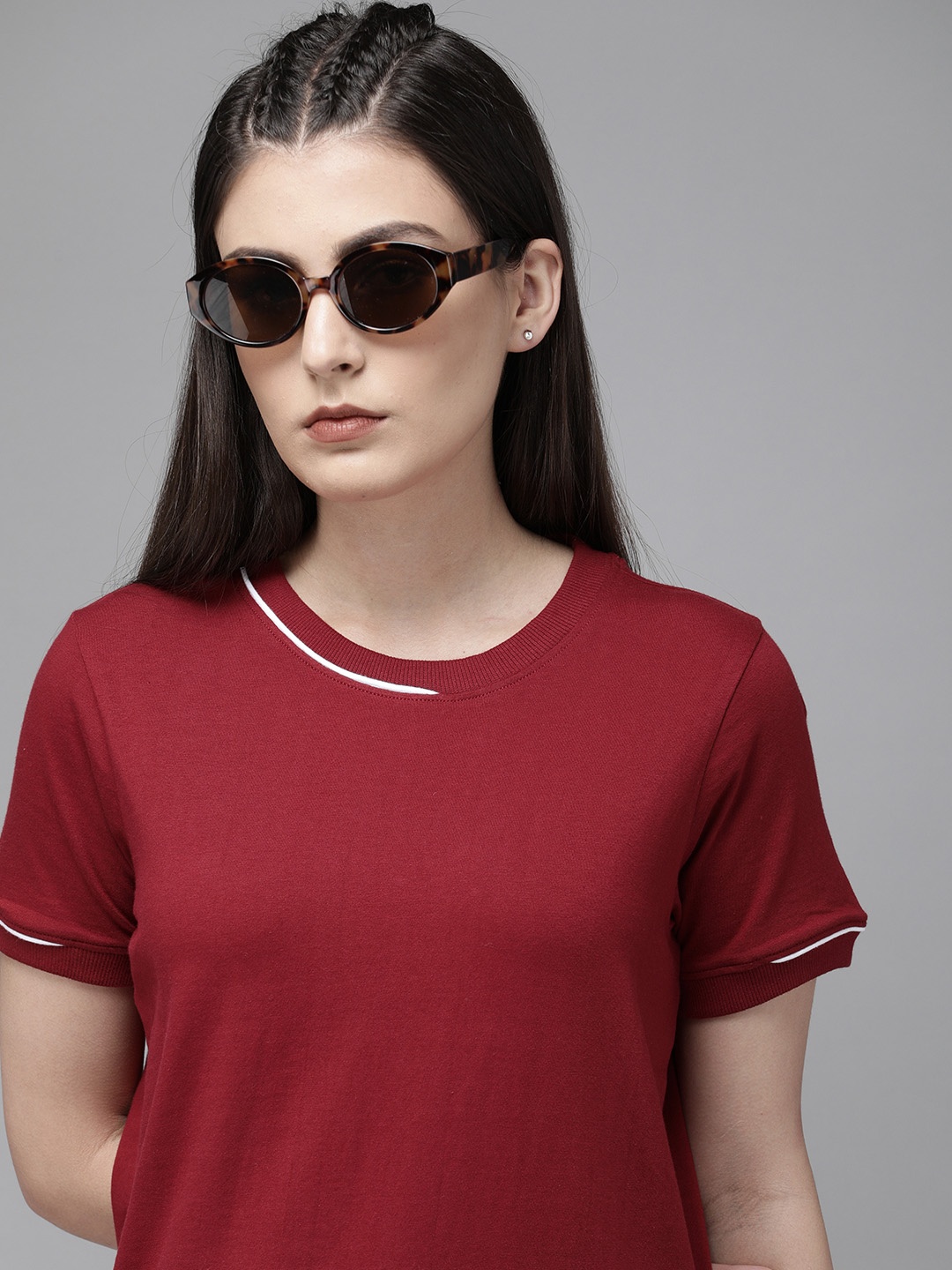 

The Roadster Lifestyle Co Women Maroon Solid Round Neck T-shirt