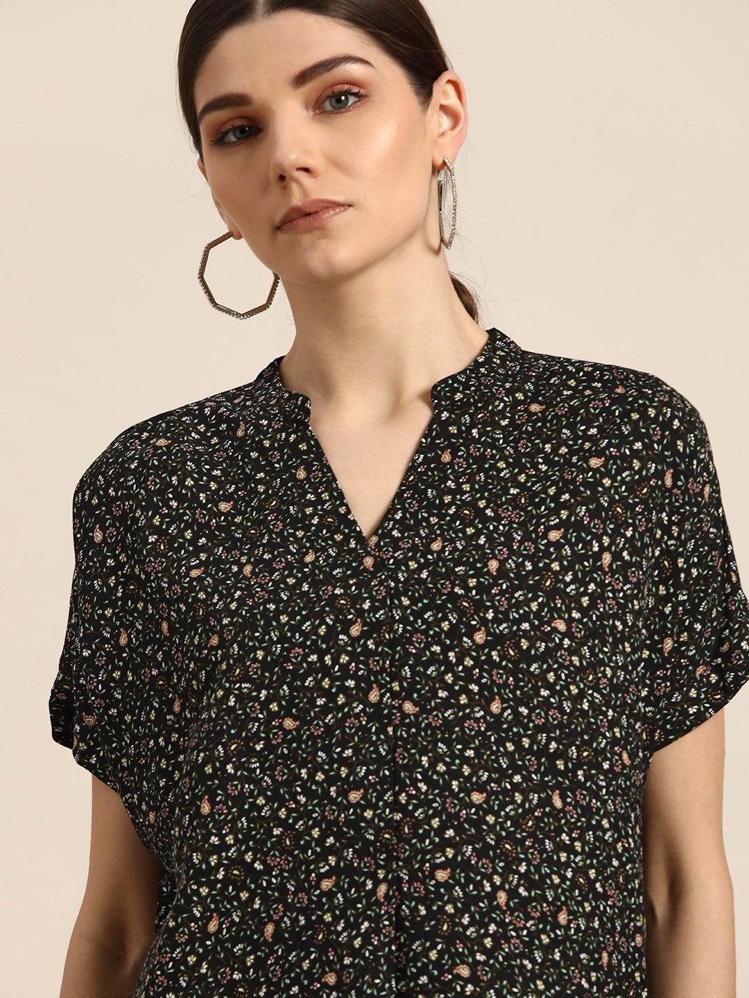 

Invictus Indoor Black & Green Floral Printed Mandarin Collar Regular Top