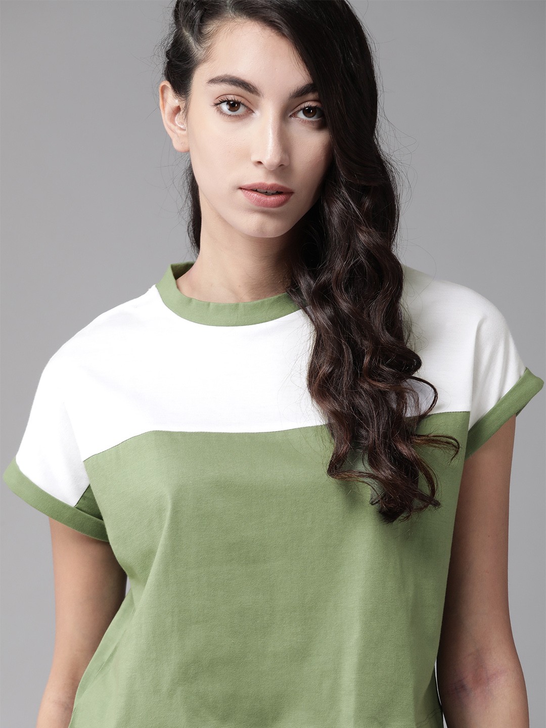 

The Roadster Lifestyle Co Women Green Colourblocked Round Neck Crop T-shirt