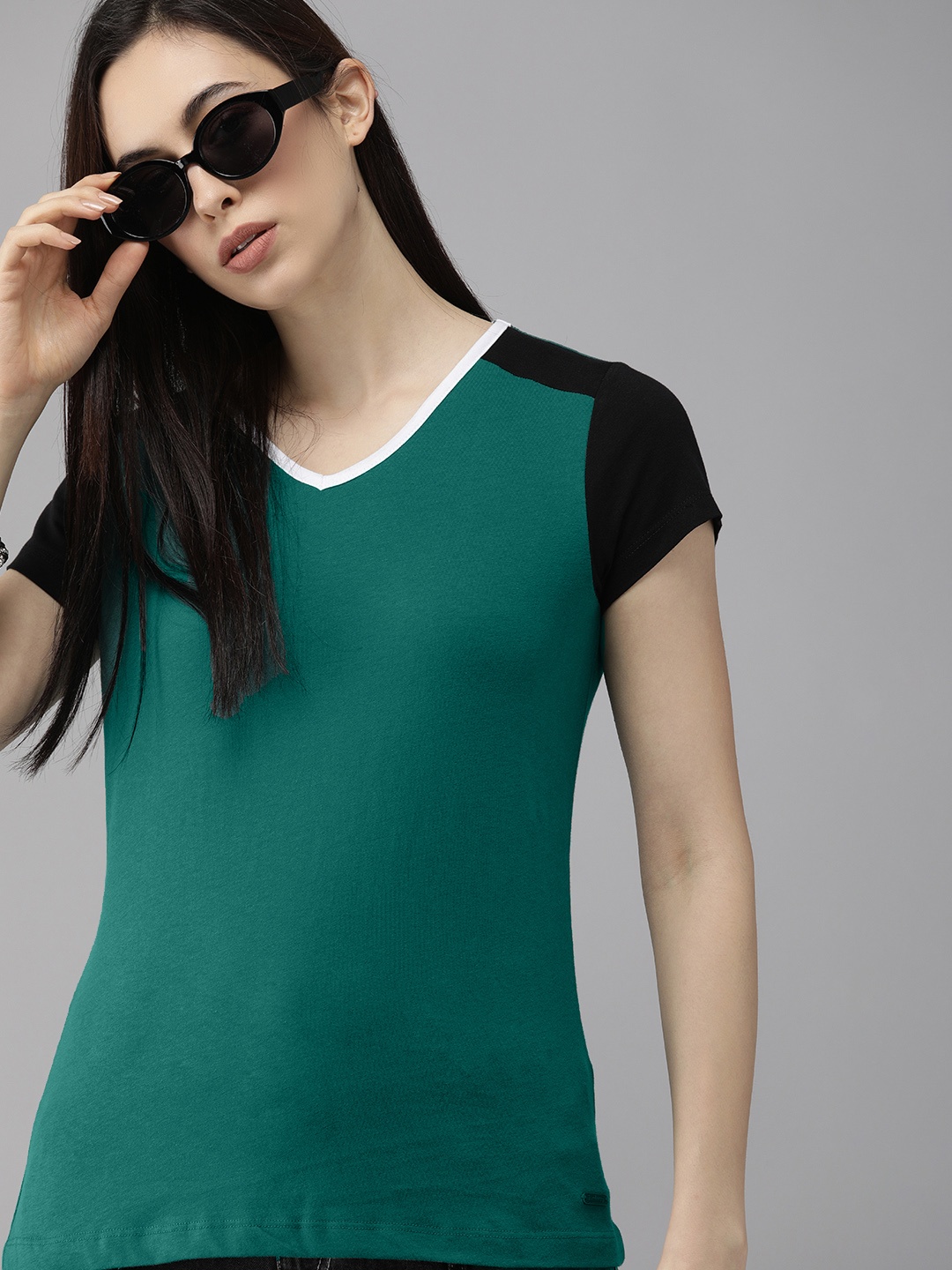 

The Roadster Lifestyle Co Women Green V-Neck Contrast Sleeves T-shirt