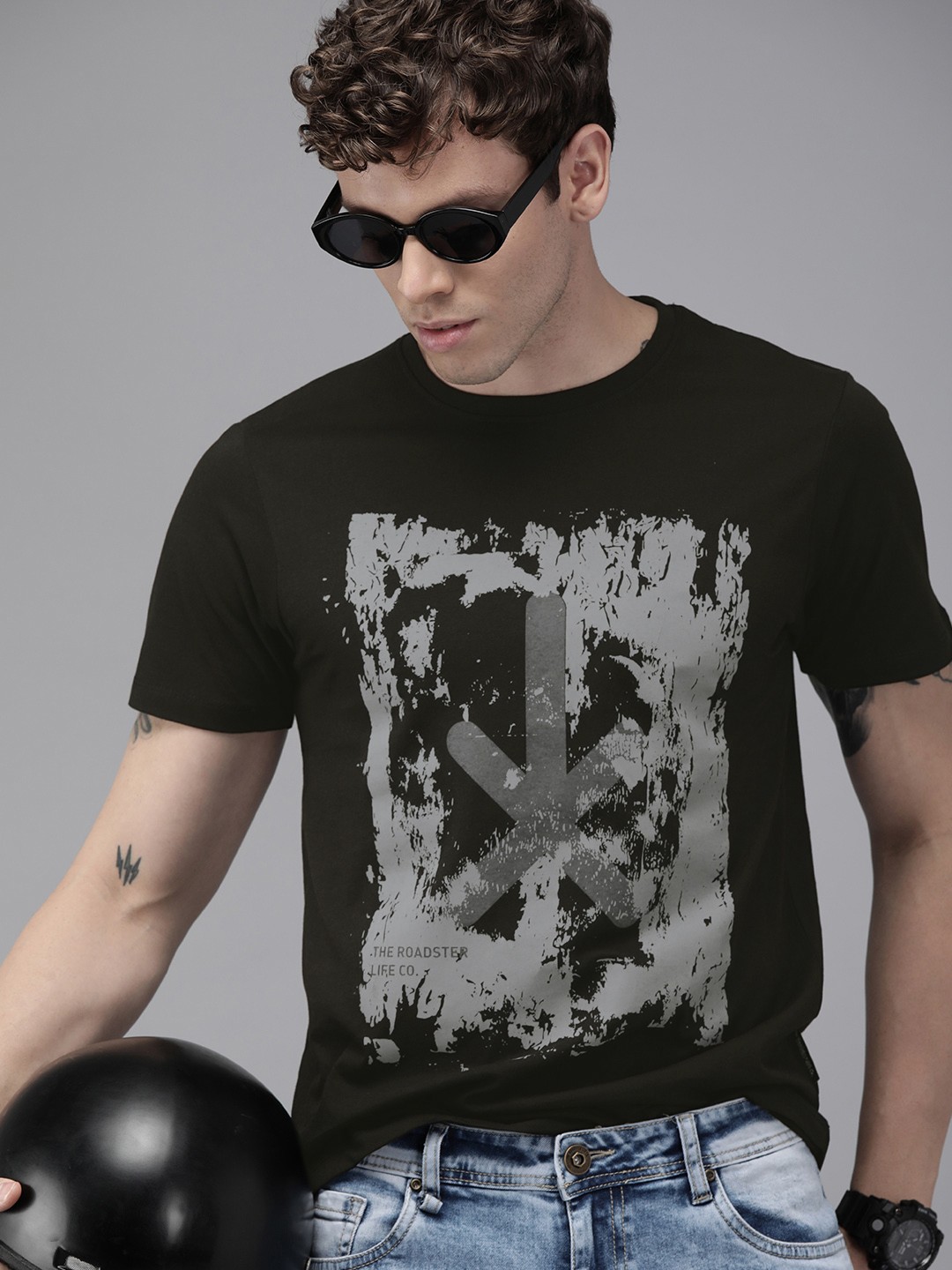 

The Roadster Lifestyle Co Men Black Graphic Printed Round Neck Pure Cotton T-shirt