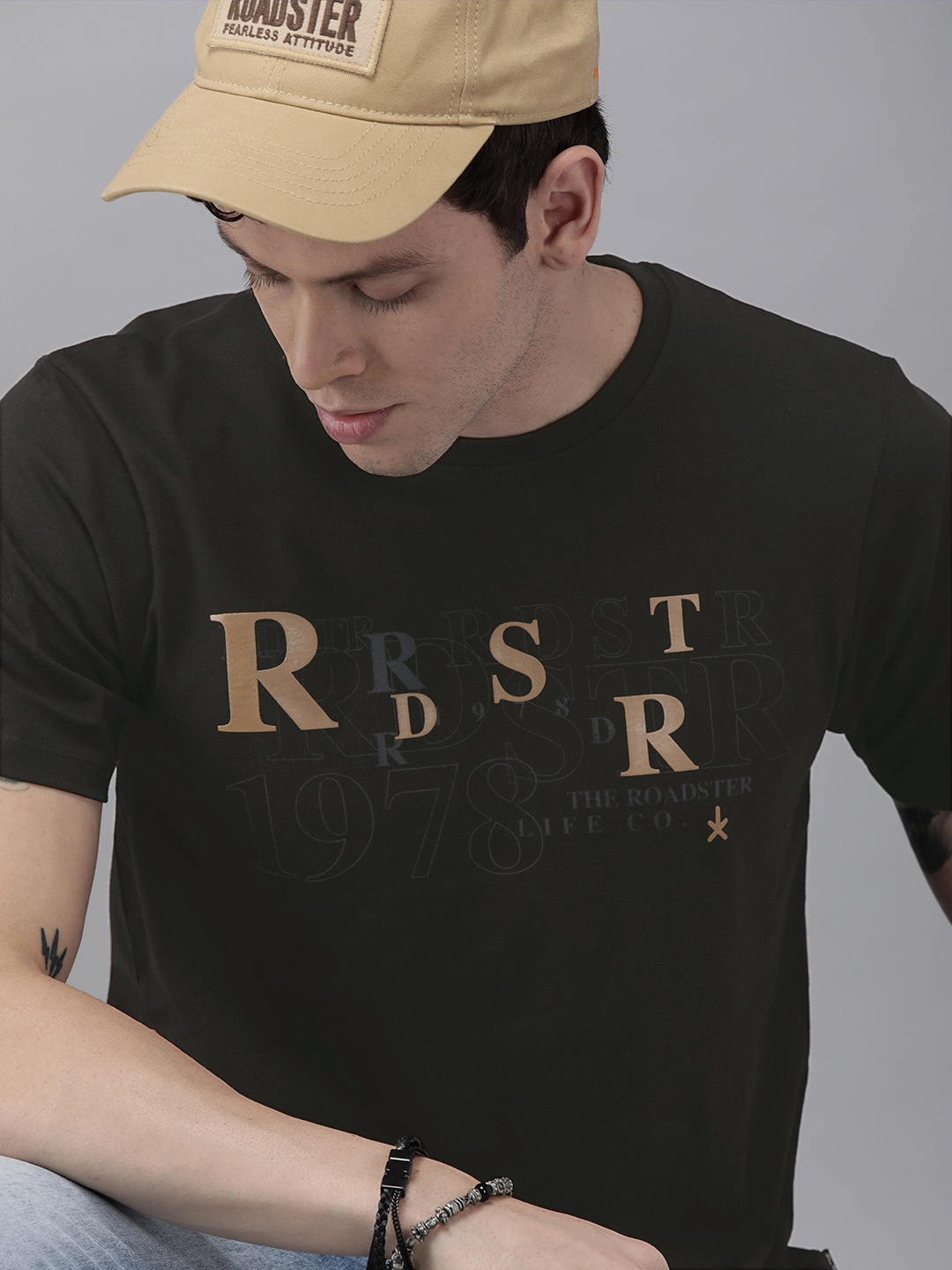 

The Roadster Lifestyle Co Men Black Brand Logo Printed Round Neck Pure Cotton T-shirt