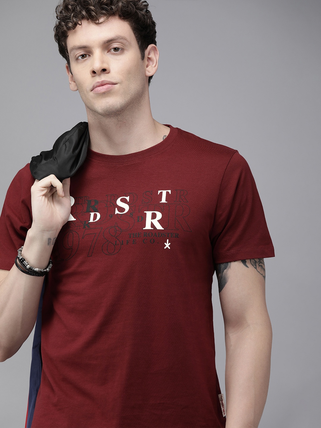 

The Roadster Lifestyle Co Men Maroon Brand Logo Printed Round Neck Pure Cotton T-shirt