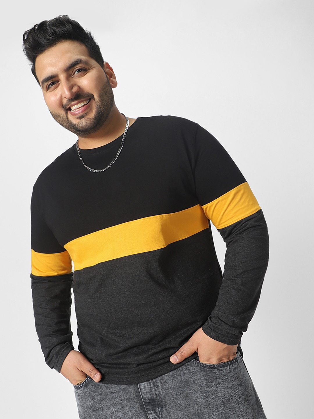 

Urbano Plus Men Black Charcoal Grey Colourblocked Round Neck Pure Cotton T-shirt