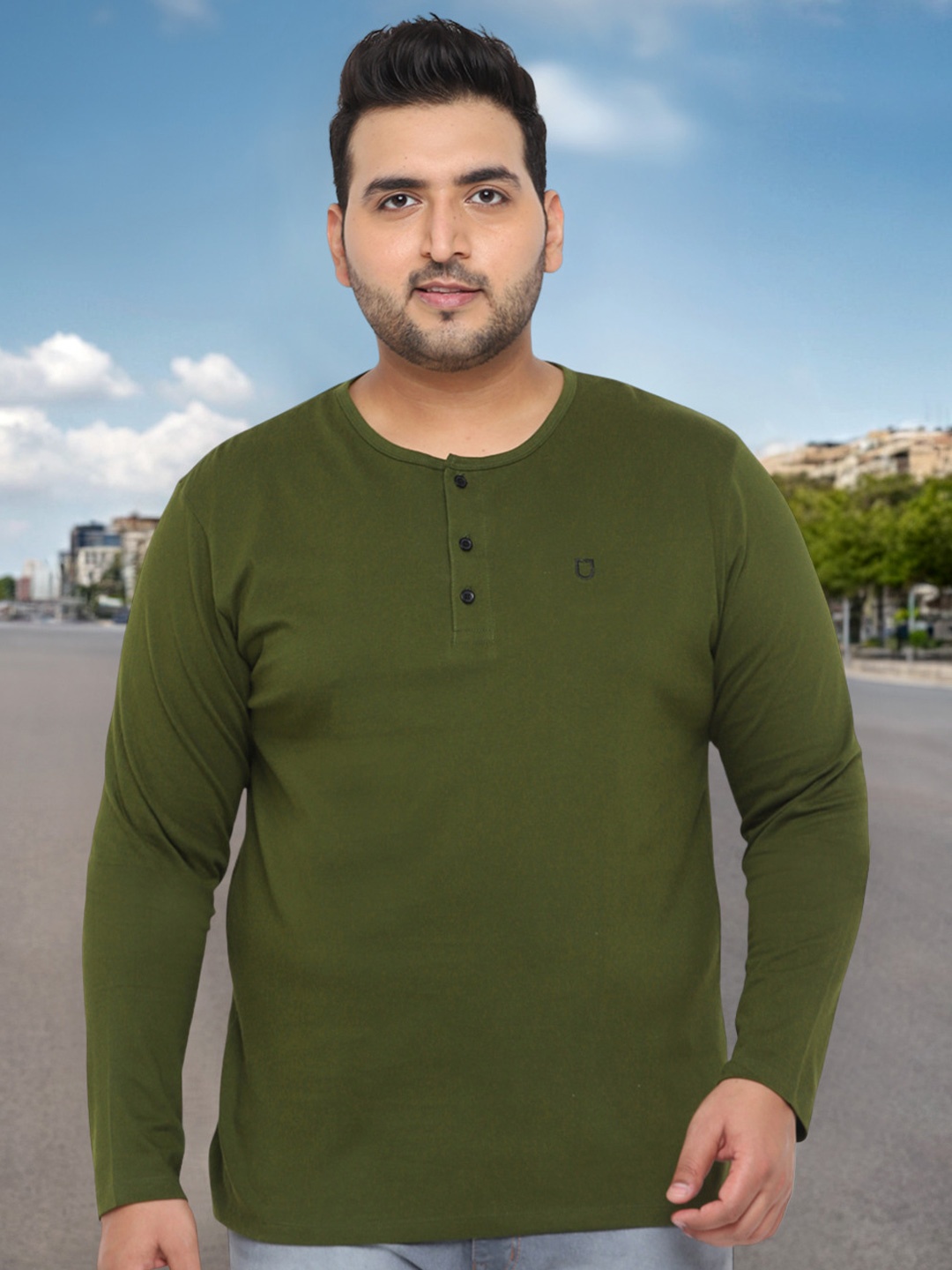 

Urbano Plus Men Olive Green Solid Henley Neck T-shirt