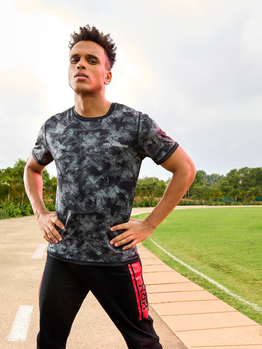 

HRX by Hrithik Roshan Men Jet Black Aop Reversible Rapid-Dry Antimicrobial Running -Tshirt
