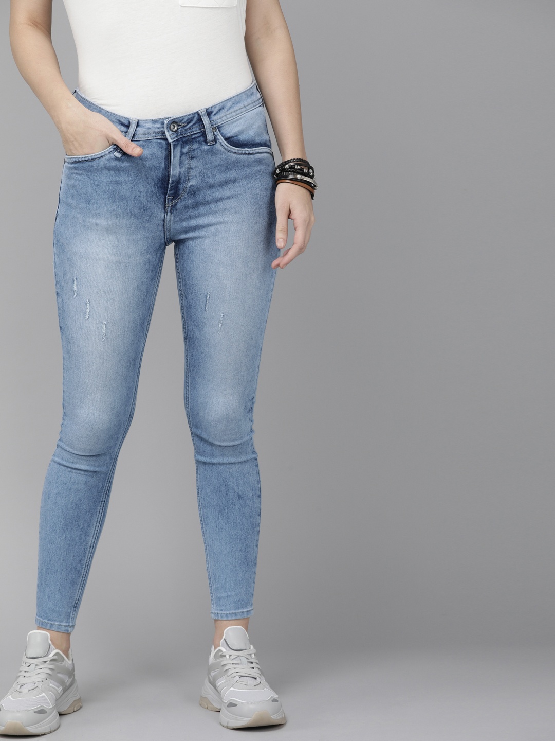 

The Roadster Lifestyle Co Women Light Blue Skinny Fit Heavy Fade Stretchable Jeans