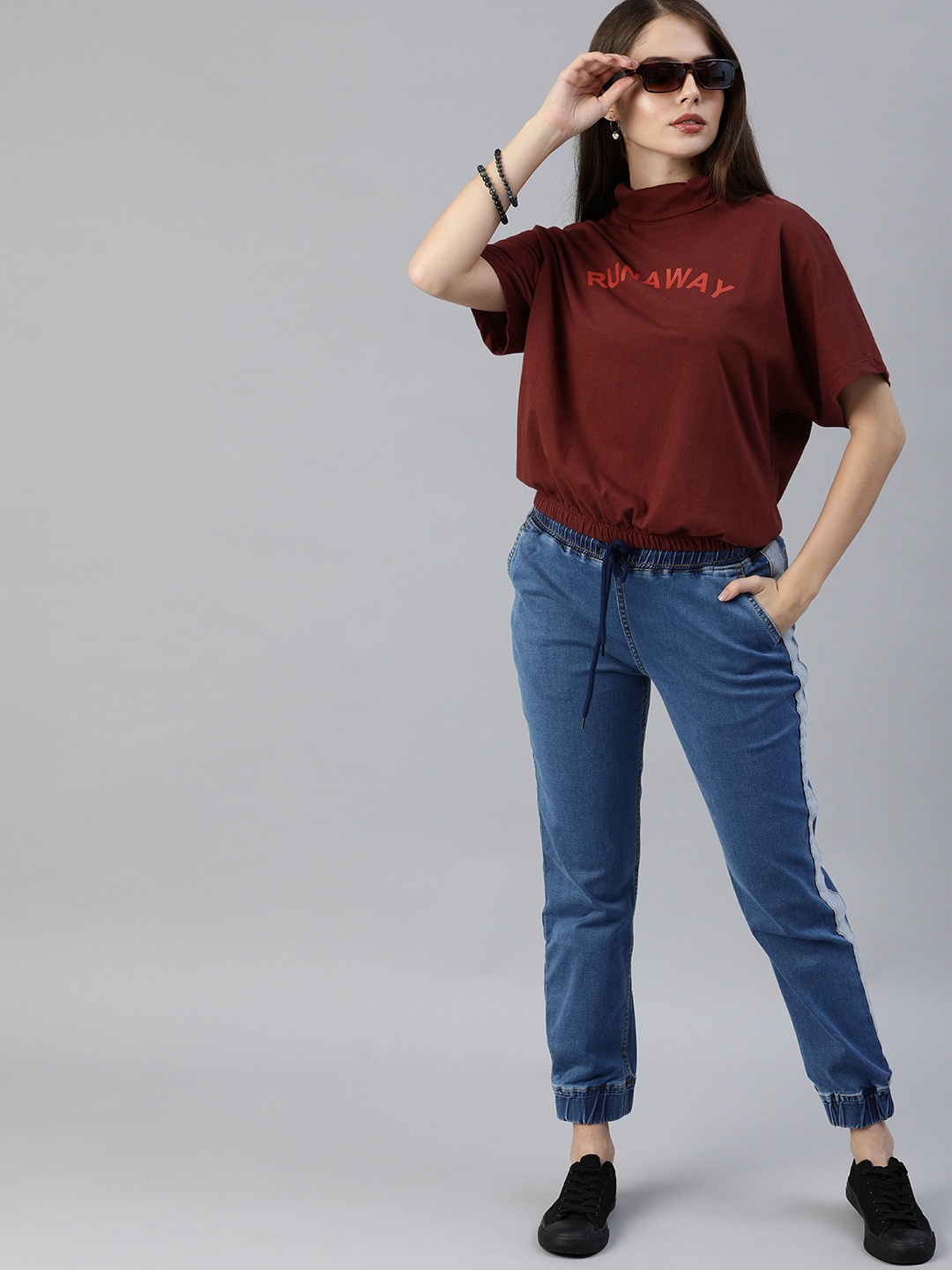 

The Roadster Lifestyle Co Women Blue Clean look Comfort Denim Jogger With Side Detail