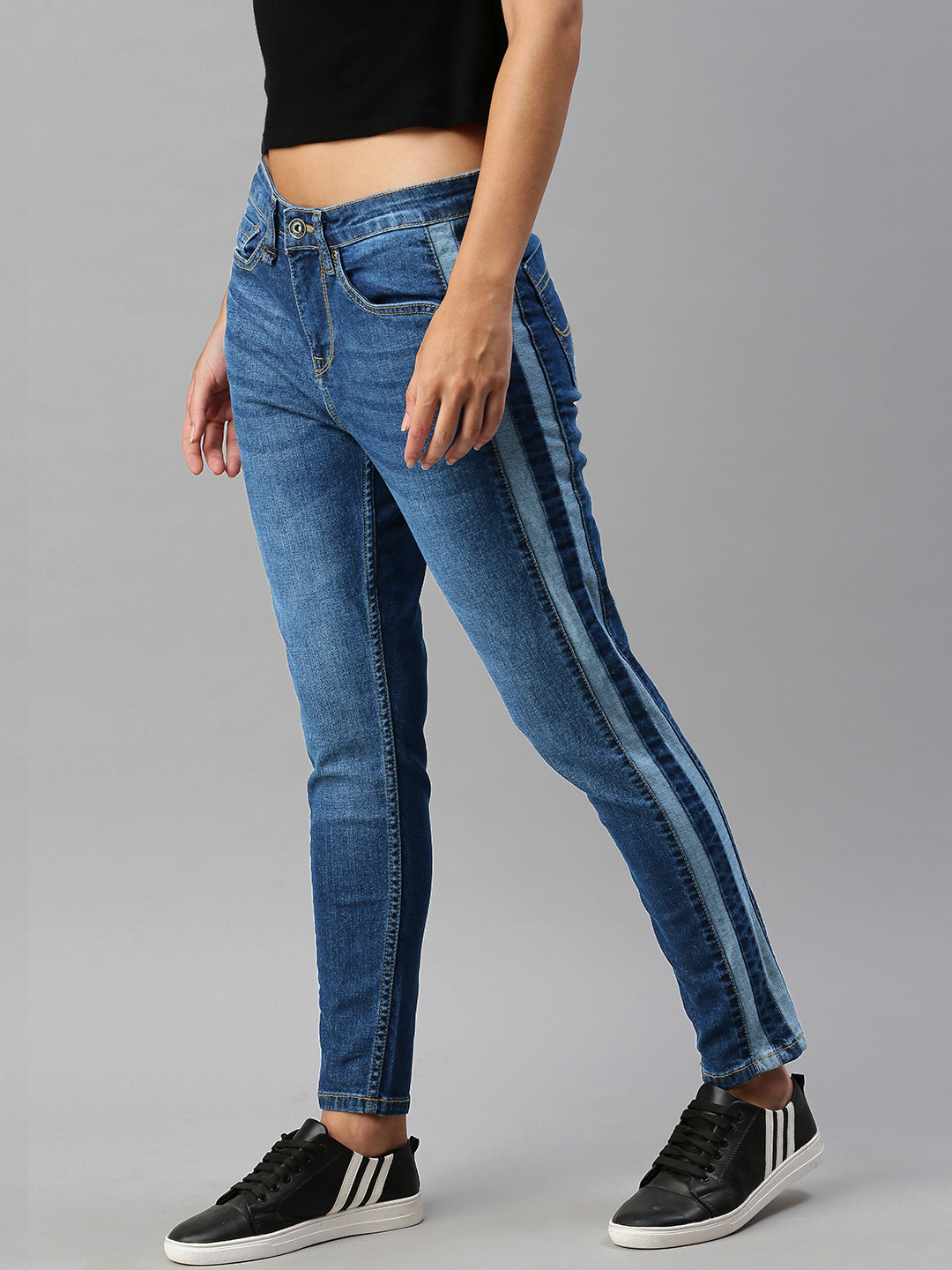 

The Roadster Lifestyle Co Women Blue Skinny Fit Light Fade Stretchable Jeans