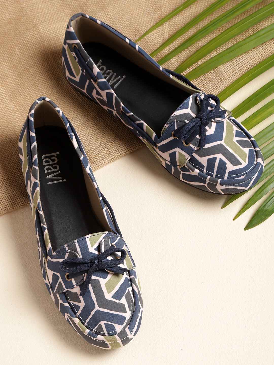 

Taavi Women Navy Blue & Olive Green Geometric Print Boat Shoes