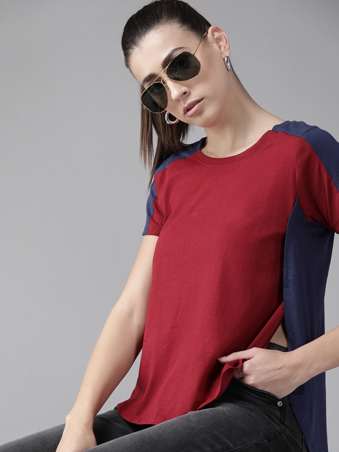 

The Roadster Lifestyle Co Women Maroon & Navy Blue Colourblocked Side Slit T-shirt