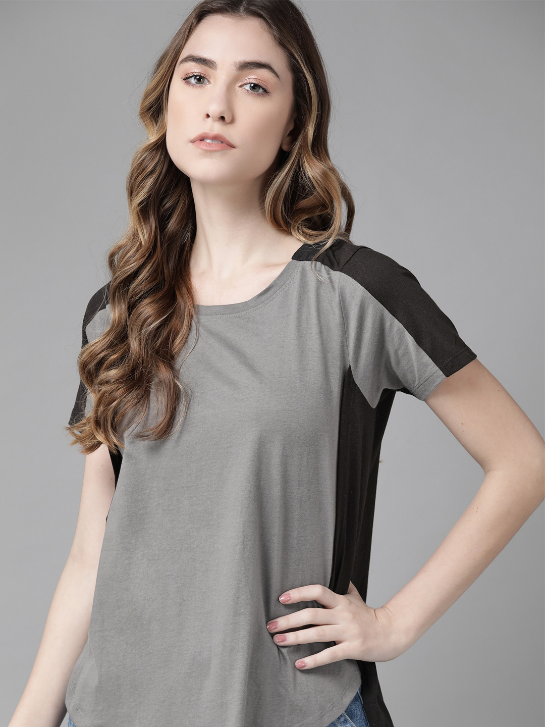 

The Roadster Lifestyle Co Women Grey & Black Pure Cotton Relaxed Fit T-shirt with Side Slits