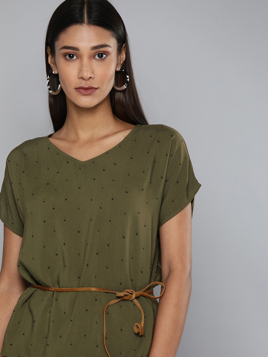 

Levis Olive Green & Black Geometric Extended Sleeves Regular Sustainable Top