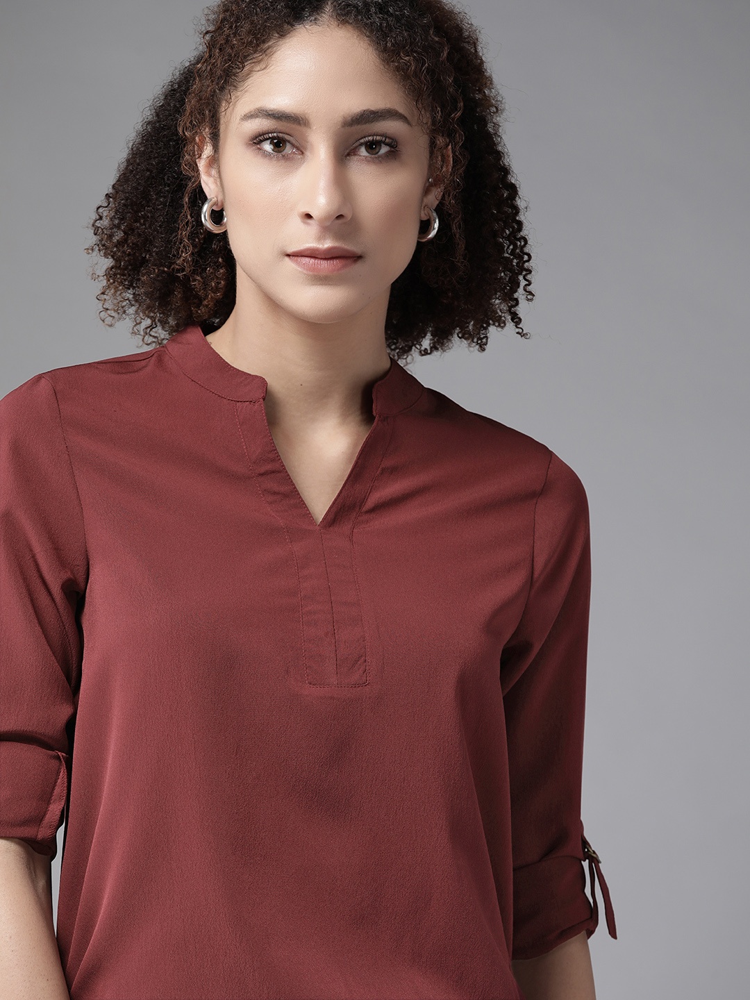 

The Roadster Lifestyle Co Maroon Solid Mandarin Collar Roll-Up Sleeves Regular Top