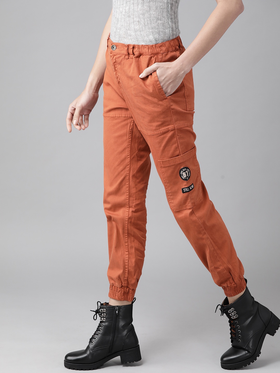 

The Roadster Lifestyle Co Women Rust Brown Solid Carogo Joggers