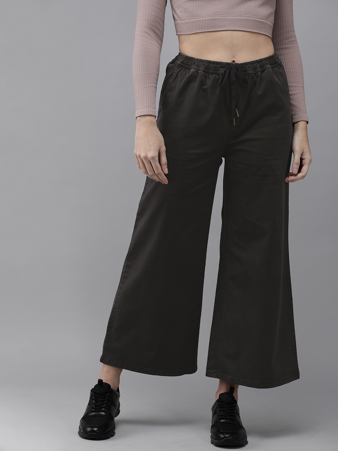 

The Roadster Lifestyle Co Women Black Flared Pleated Cropped Chinos