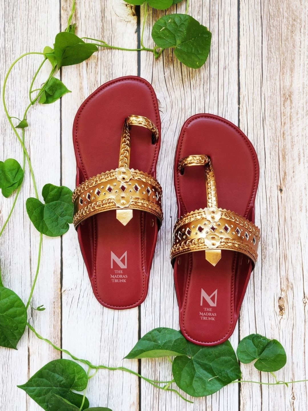 

THE MADRAS TRUNK Women Brown Textured Leather One Toe Flats