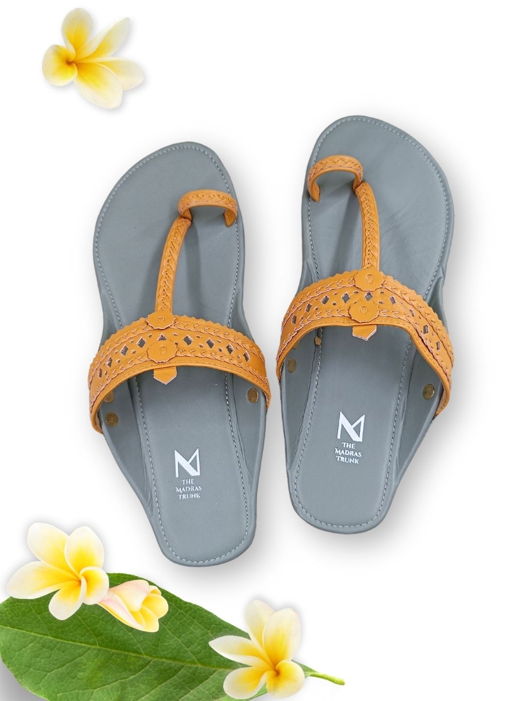 

THE MADRAS TRUNK Women Brown Woven Design Leather Open Toe Kolhapuri Flats