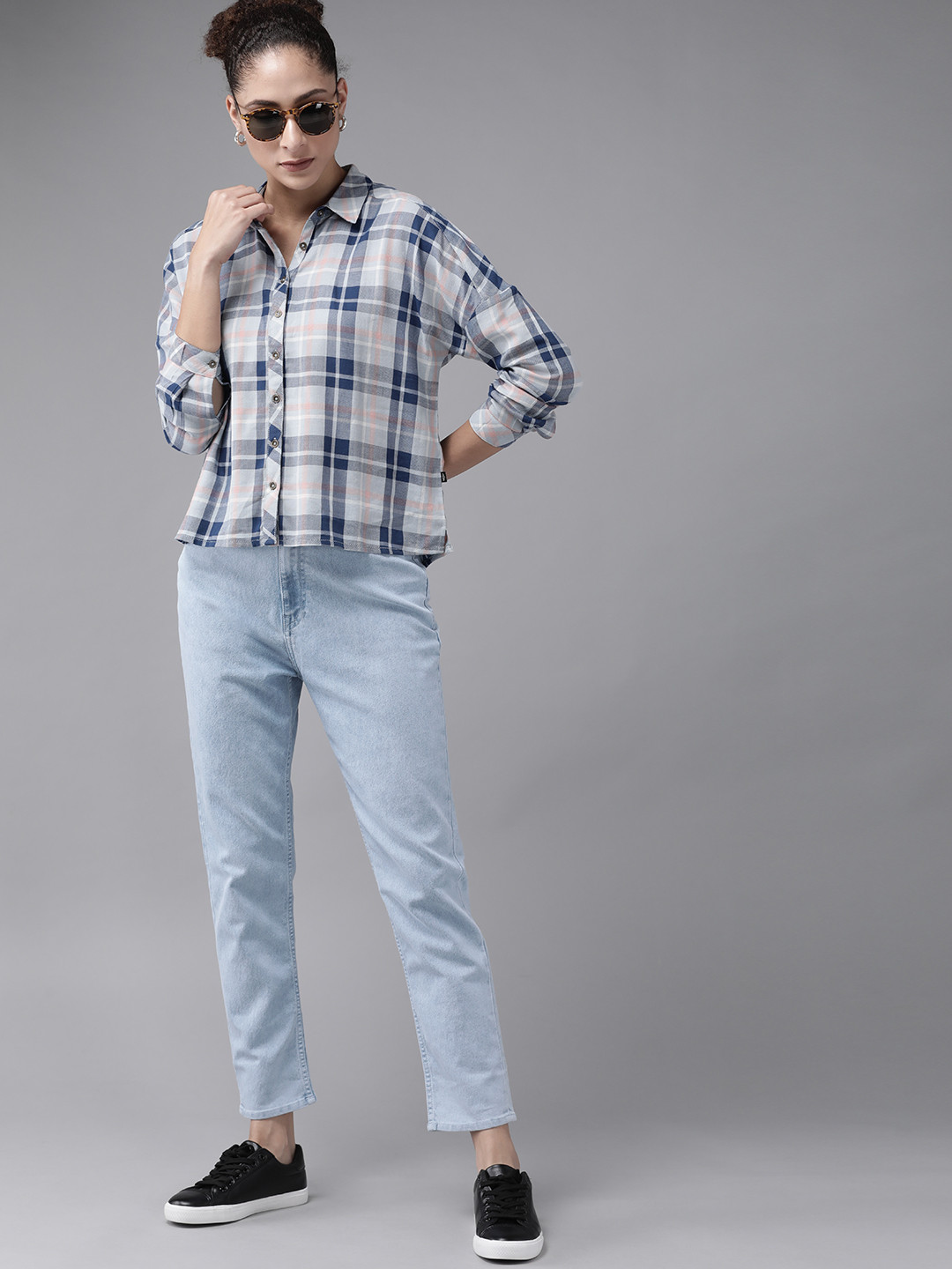 

The Roadster Lifestyle Co Women Blue Solid Boyfriend Fit High-Rise Stretchable Jeans