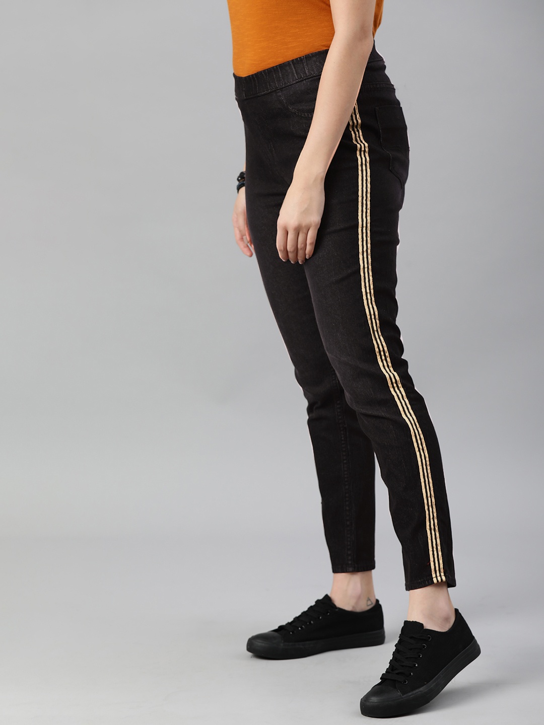 

The Roadster Lifestyle Co Women Black Washed Side-Taped Jeggings
