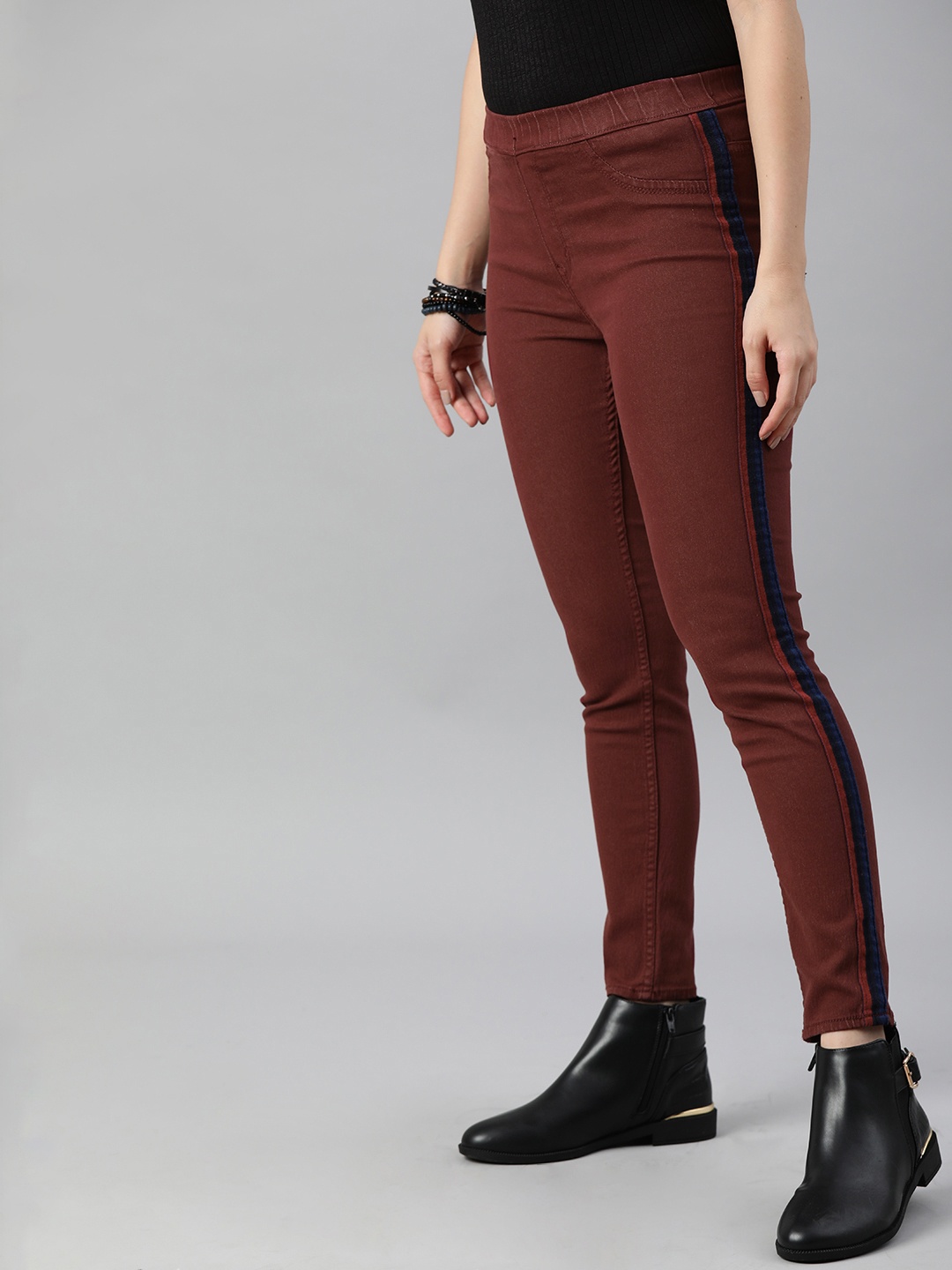 

The Roadster Lifestyle Co Women Maroon Solid Side-Taped Jeggings