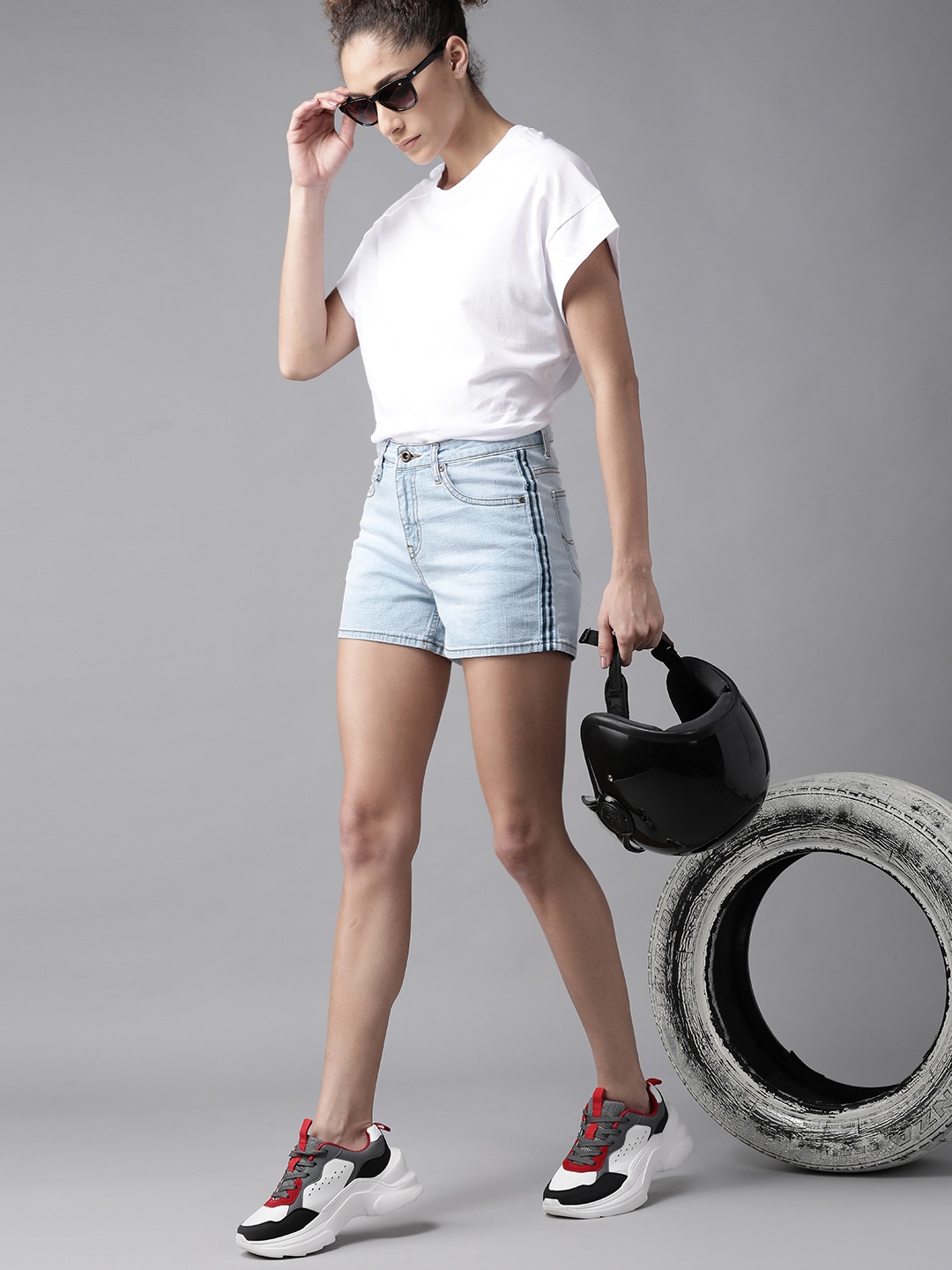 

The Roadster Lifestyle Co Women Blue Washed Denim Shorts with Side Taping