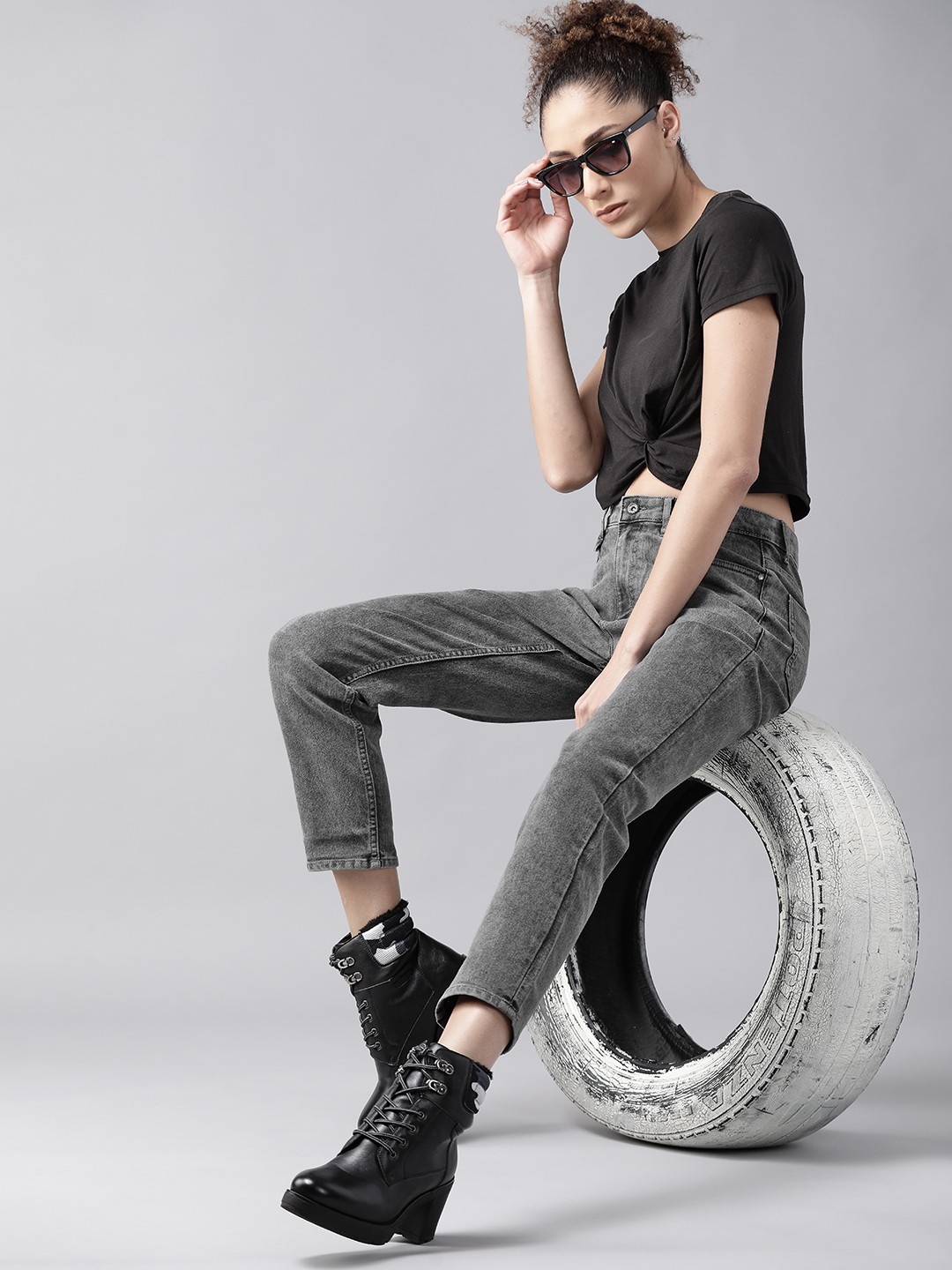 

The Roadster Lifestyle Co Women Charcoal Grey Boyfriend Fit Light Fade Stretchable Jeans